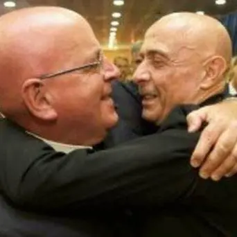 Oliverio si aggrappa a Minniti in un abbraccio che vuol dire tante cose