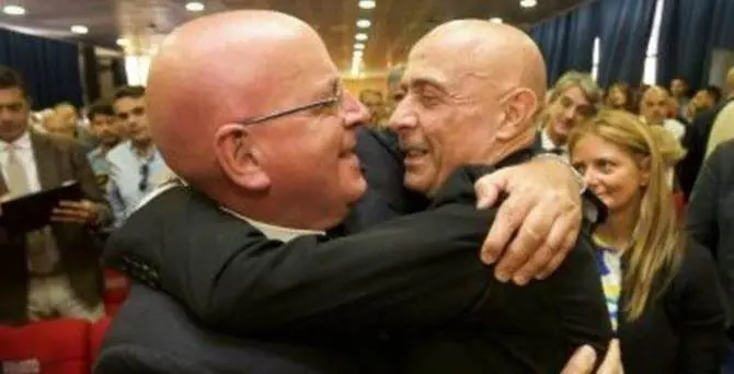 Oliverio si aggrappa a Minniti in un abbraccio che vuol dire tante cose