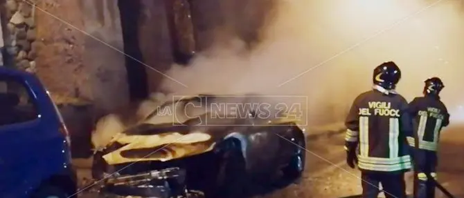 Paura a Reggio, auto in fiamme in centro città (VIDEO)