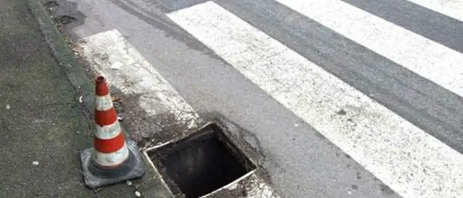 Cosenza, rubano tombini dai marciapiedi: arrestati