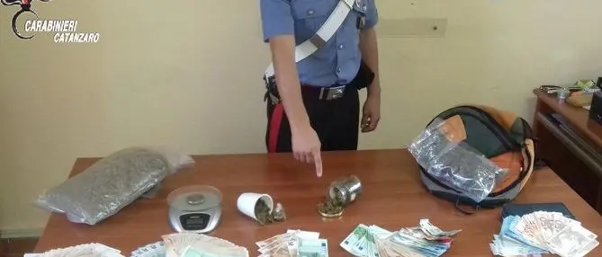 In casa con marijuana, due fratelli arrestati a Davoli (FOTO)