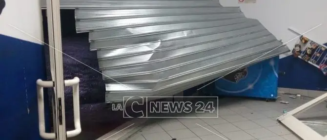 Carolei, sfondano la saracinesca del bar per rubare sigarette e gratta e vinci