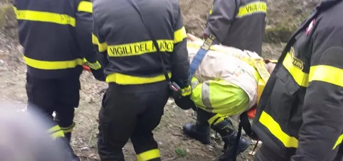 Va in cerca di funghi e cade in un burrone, muore 84enne