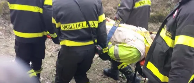 Va in cerca di funghi e cade in un burrone, muore 84enne