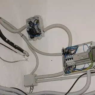 Ruba energia elettrica al condominio, arrestato dai carabinieri
