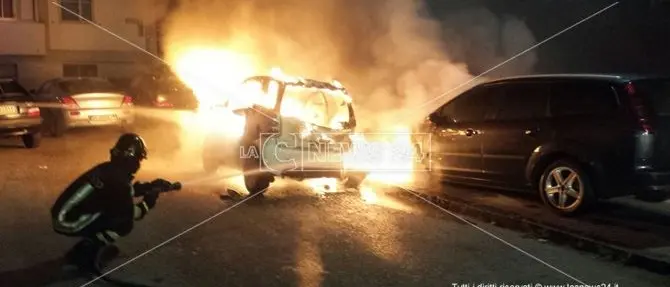 Catanzaro, incendio distrugge tre auto (FOTO)