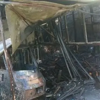 Cenadi, a fuoco un deposito in legno e lamiera