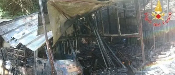 Cenadi, a fuoco un deposito in legno e lamiera