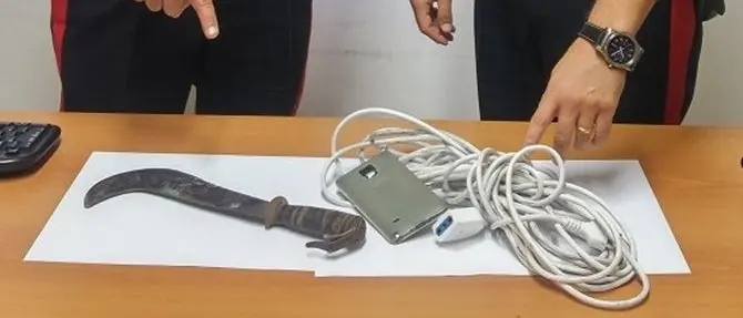 Malmenano un 28enne e rubano soldi e telefono, tre arresti a Isca sullo Ionio