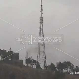 Un fulmine si abbatte su Tiriolo, fuori uso un trasformatore dell’Enel (FOTO)
