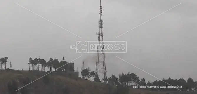 Un fulmine si abbatte su Tiriolo, fuori uso un trasformatore dell’Enel (FOTO)