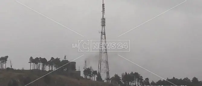 Un fulmine si abbatte su Tiriolo, fuori uso un trasformatore dell’Enel (FOTO)