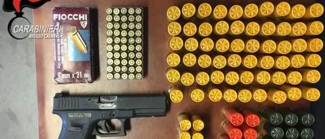 Reggio, in casa con pistola e munizioni: arrestato