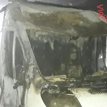 Lamezia, in fiamme deposito di una ditta di insegne luminose (Foto)