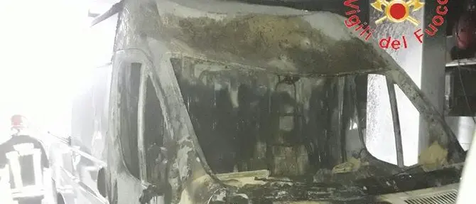 Lamezia, in fiamme deposito di una ditta di insegne luminose (Foto)