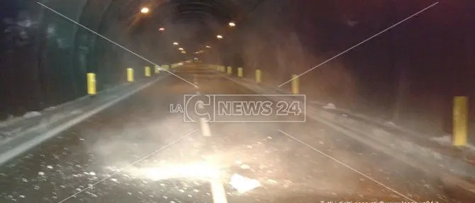 Catanzaro, SS280: piovono calcinacci in galleria. Interrotta la circolazione