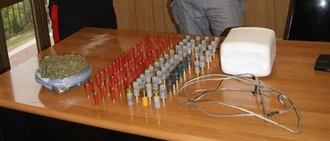 Locride, ritrovate munizioni e stupefacenti