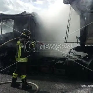 Catanzaro, in fiamme un tir sulla statale 280 a Germaneto (FOTO-VIDEO)