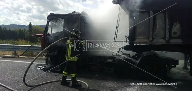 Catanzaro, in fiamme un tir sulla statale 280 a Germaneto (FOTO-VIDEO)