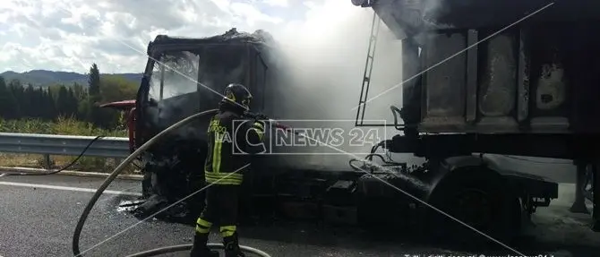 Catanzaro, in fiamme un tir sulla statale 280 a Germaneto (FOTO-VIDEO)