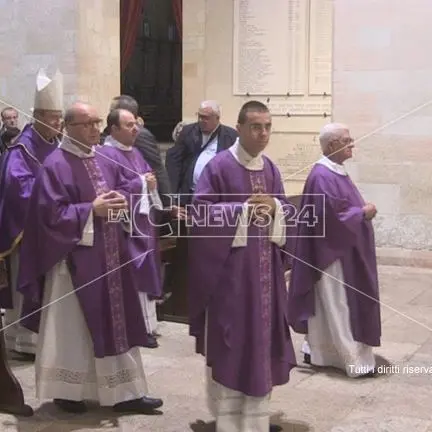 Rogo mortale a corso Telesio, Cosenza celebra i funerali delle tre vittime (VIDEO)