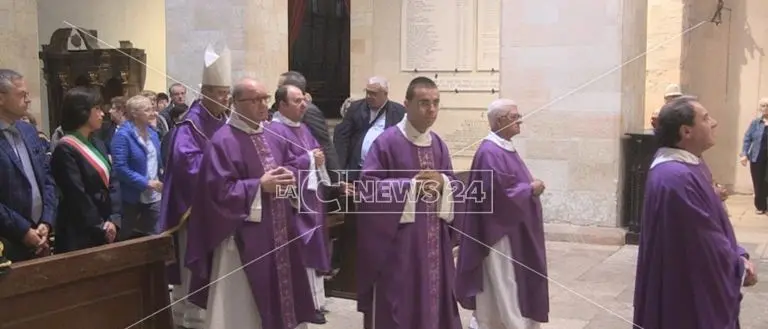 Rogo mortale a corso Telesio, Cosenza celebra i funerali delle tre vittime (VIDEO)
