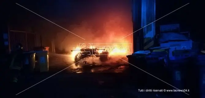 Catanzaro, in fiamme un mezzo su viale Magna Grecia (Foto)