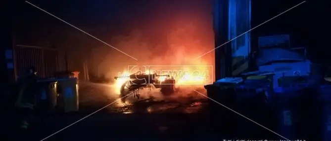 Catanzaro, in fiamme un mezzo su viale Magna Grecia (Foto)