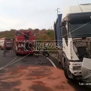 Catanzaro, tir sbanda in località Germaneto: illeso il conducente (VIDEO)