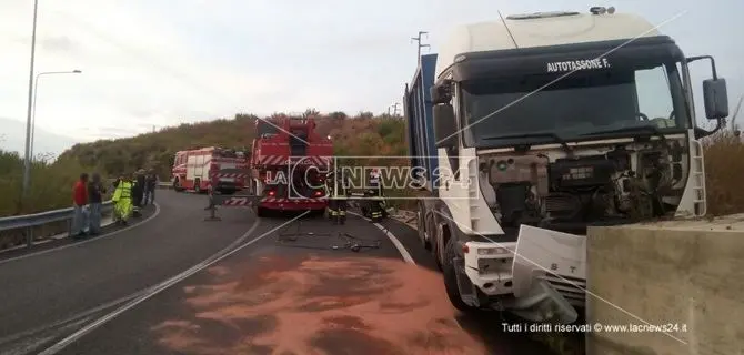 Catanzaro, tir sbanda in località Germaneto: illeso il conducente (VIDEO)