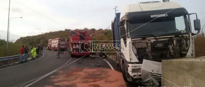Catanzaro, tir sbanda in località Germaneto: illeso il conducente (VIDEO)