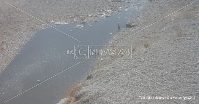 Catanzaro Lido, scarichi fognari sulla spiaggia (FOTO)