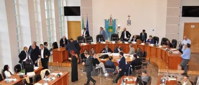 Cosenza, bagarre a Palazzo dei Bruzi. Si protesta contro la movida