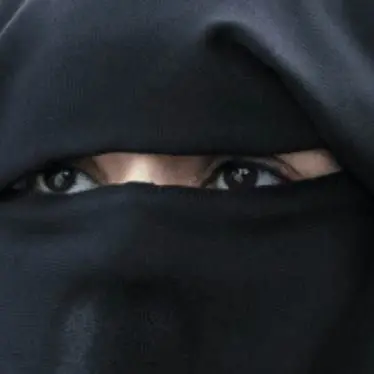 Minaccia la moglie e le impone il burqa: arrestato 45enne a Reggio