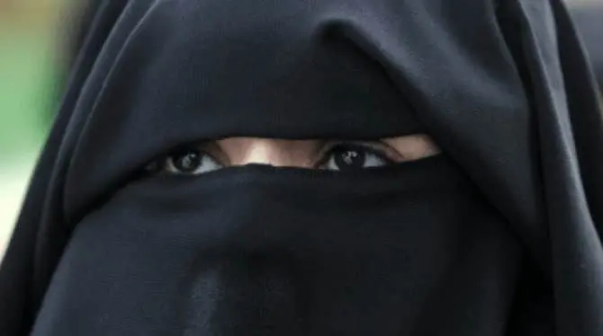 Minaccia la moglie e le impone il burqa: arrestato 45enne a Reggio