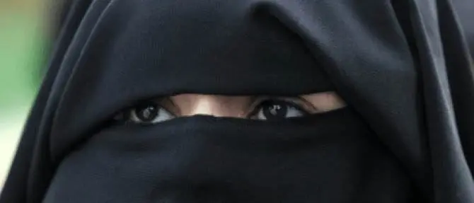 Minaccia la moglie e le impone il burqa: arrestato 45enne a Reggio