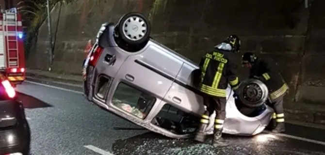 Catanzaro, si ribalta con l’auto su viale De Filippis: illeso