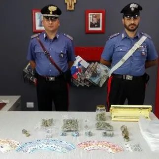 Vede i carabinieri e getta la marijuana dal finestrino, un arresto a Mirto Crosia