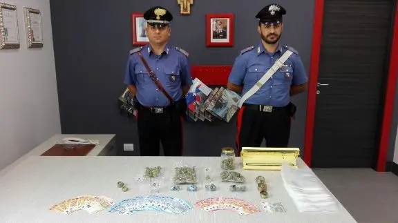 Vede i carabinieri e getta la marijuana dal finestrino, un arresto a Mirto Crosia