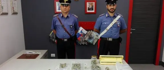 Vede i carabinieri e getta la marijuana dal finestrino, un arresto a Mirto Crosia