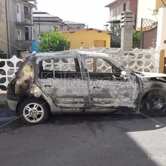 San Gregorio, auto in fiamme di padre e figlio e colpi di pistola contro abitazione
