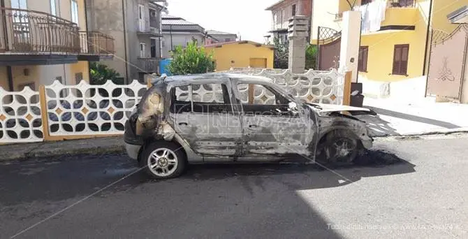 San Gregorio, auto in fiamme di padre e figlio e colpi di pistola contro abitazione