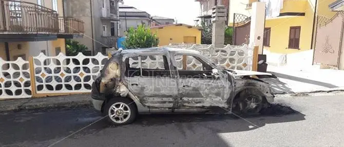 San Gregorio, auto in fiamme di padre e figlio e colpi di pistola contro abitazione