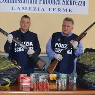 Lamezia, droga e armi in casa: arrestati zio e nipote