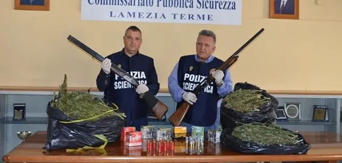 Lamezia, droga e armi in casa: arrestati zio e nipote