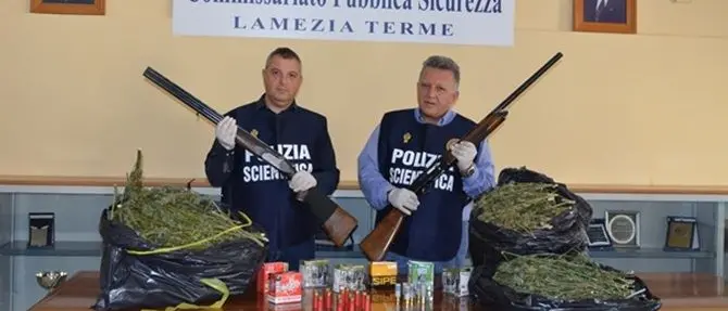 Lamezia, droga e armi in casa: arrestati zio e nipote