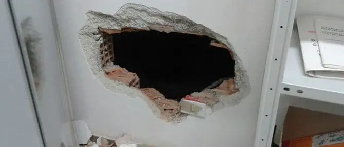 Petilia Policastro, fora parete e rapina ufficio postale