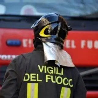 Auto in fiamme a Corigliano, avviate le indagini