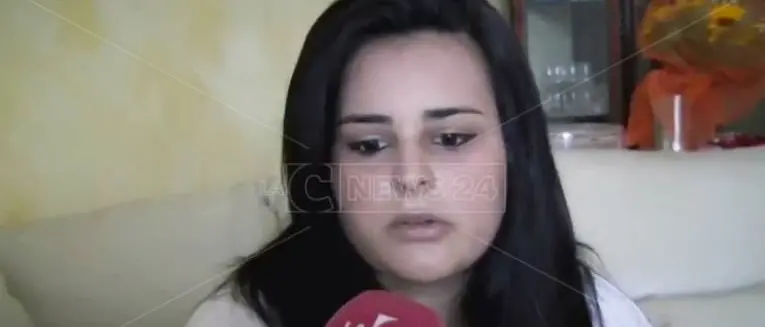 Le lasciano le garze nel ventre dopo il parto, il calvario di una 21enne vibonese (VIDEO)