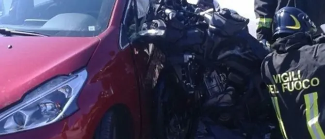 Catanzaro Lido, scontro auto-moto su viale Crotone